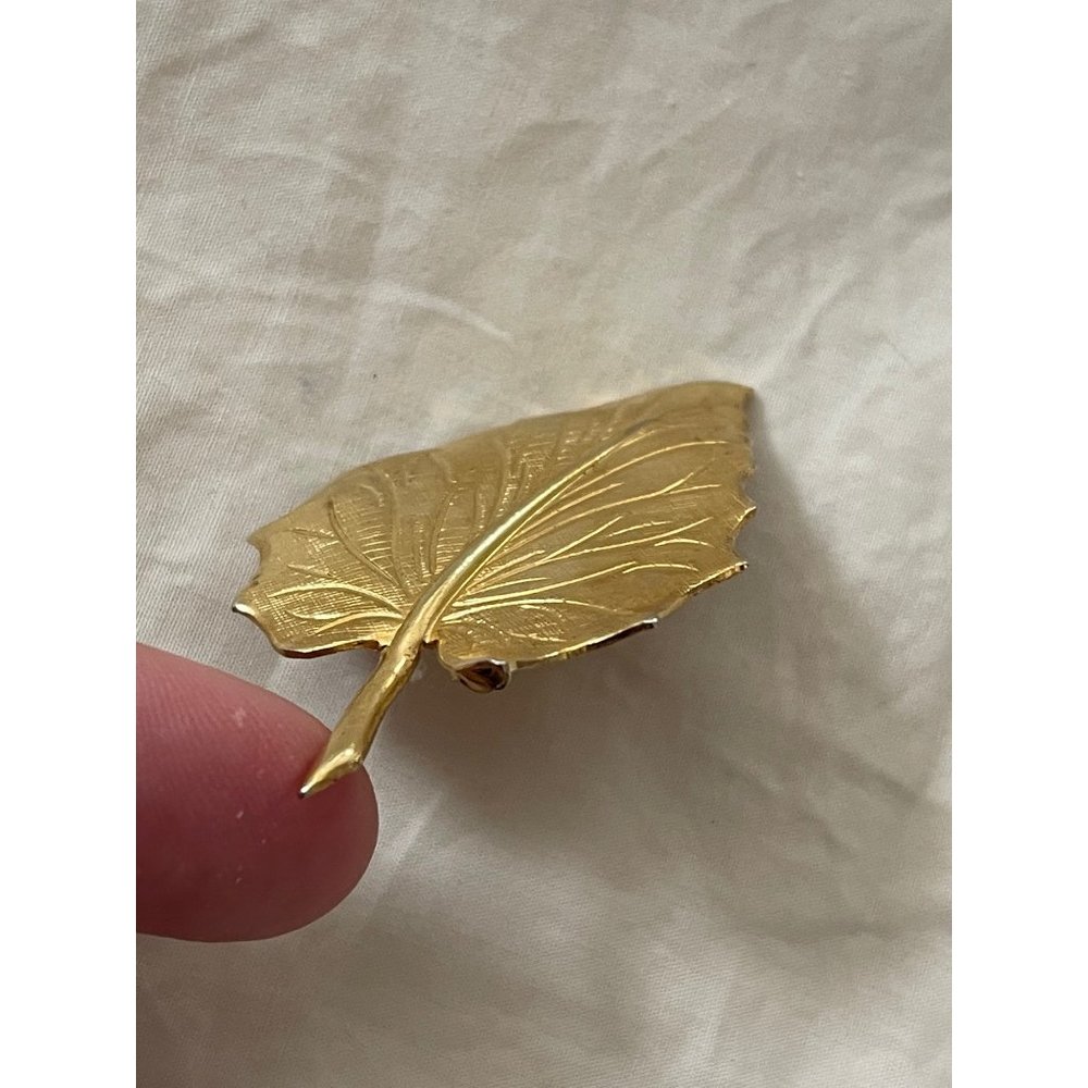 Vintage Gold-tone Lightweight Leaf Brooch - Picture 5 of 12